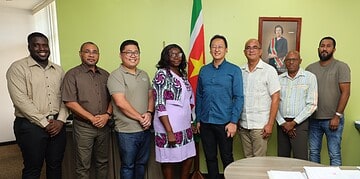 dcdf179c 5e76 4367 ab4e f61def79d7c1 De minister van Openbare Werken en Ruimtelijke Ordening (OWRO), Stephen Tsang, heeft donderdag 16 oktober 2025 de nieuwe Raad van Toezicht van de Wegenautoriteit geïnstalleerd. De zes leden zijn voor drie jaar benoemd onder voorzitterschap van Robin Huiswoud.