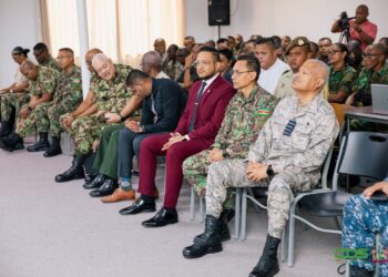 def 10 1536x1024 1 Het Instituut voor Defensie Opleidingen (IDO) is gestart met het opleidingsjaar 2025/2026. Onder het thema “Onderwijs, het wapen voor verandering: de transformatieve kracht en kwaliteit van opleidingen” beginnen meerdere officieren aan een leertraject van maximaal drie jaar. De opening vond dinsdag plaats in de multifunctionele zaal van het ministerie van Defensie.