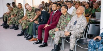 def 10 1536x1024 1 Het Instituut voor Defensie Opleidingen (IDO) is gestart met het opleidingsjaar 2025/2026. Onder het thema “Onderwijs, het wapen voor verandering: de transformatieve kracht en kwaliteit van opleidingen” beginnen meerdere officieren aan een leertraject van maximaal drie jaar. De opening vond dinsdag plaats in de multifunctionele zaal van het ministerie van Defensie.