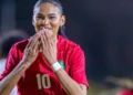 Sparta-speelster Estelle Pereira beleeft droomdebuut voor Suriname 11 estelle pereira viert haar doelpunt 3 0 e1761909881395 Om de avond compleet te maken, scoorde de debutant ook nog eens de 3-0. Meteen liep de voetbalster met meer dan 20.000 volgers op TikTok richting de fotografen die aanwezig waren, om haar moment te pakken. Toch wist Pereira niet wat haar overkwam. „Ik werd wel een beetje emotioneel toen ik scoorde. Het eerste wat ik dacht was: ‘oh my god’. Ik heb uiteindelijk gespeeld zoals ik wilde en de fans laten genieten”, aldus de speelster van Sparta.