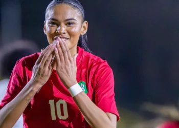 estelle pereira viert haar doelpunt 3 0 e1761909881395 Om de avond compleet te maken, scoorde de debutant ook nog eens de 3-0. Meteen liep de voetbalster met meer dan 20.000 volgers op TikTok richting de fotografen die aanwezig waren, om haar moment te pakken. Toch wist Pereira niet wat haar overkwam. „Ik werd wel een beetje emotioneel toen ik scoorde. Het eerste wat ik dacht was: ‘oh my god’. Ik heb uiteindelijk gespeeld zoals ik wilde en de fans laten genieten”, aldus de speelster van Sparta.