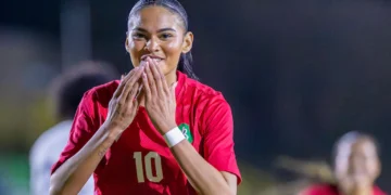 estelle pereira viert haar doelpunt 3 0 e1761909881395 Om de avond compleet te maken, scoorde de debutant ook nog eens de 3-0. Meteen liep de voetbalster met meer dan 20.000 volgers op TikTok richting de fotografen die aanwezig waren, om haar moment te pakken. Toch wist Pereira niet wat haar overkwam. „Ik werd wel een beetje emotioneel toen ik scoorde. Het eerste wat ik dacht was: ‘oh my god’. Ik heb uiteindelijk gespeeld zoals ik wilde en de fans laten genieten”, aldus de speelster van Sparta.