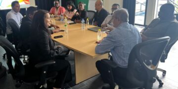 foto VWA en VSB 1536x978 1 De onderminister van Volksgezondheid, Welzijn en Arbeid (VWA), dr. Raj Jadnanansing, ontving afgelopen week een delegatie van de Vereniging Surinaams Bedrijfsleven (VSB) onder leiding van voorzitter Rekha Bissumbhar. Centraal stonden samenwerking tijdens deze regeerperiode en knelpunten binnen het tripartiet overleg.