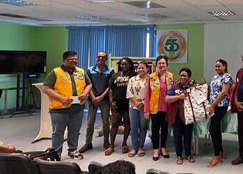 foto overhandiging 1 Lions Club Paramaribo Central heeft op 22 oktober twaalf gezinnen van kinderen die onder behandeling zijn voor kanker verblijd met speciaal samengestelde ‘food baskets’. De overhandiging, onderdeel van het ‘Childhood Cancer Project’, vond plaats in het auditorium van het AZP.