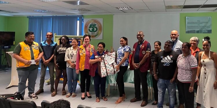 Lions Club Paramaribo Central doneert gerichte ‘food baskets’ aan 12 kinderen met kanker 1 foto overhandiging 1 Lions Club Paramaribo Central heeft op 22 oktober twaalf gezinnen van kinderen die onder behandeling zijn voor kanker verblijd met speciaal samengestelde ‘food baskets’. De overhandiging, onderdeel van het ‘Childhood Cancer Project’, vond plaats in het auditorium van het AZP.
