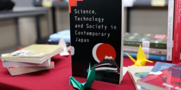 japanbooks 2 2048x1365 1 Het Suriname Diplomaten Instituut (SDI) heeft officieel een partij boeken uit Japan ontvangen in het kader van het Read Japan Project. De niet-residerende Japanse ambassadeur Akira Umezawa droeg de donatie op dinsdag over aan Elizabeth Bradley, directeur Internationale Samenwerking van het ministerie van Buitenlandse Zaken, Internationale Handel en Samenwerking (BIS). De ceremonie vond plaats in de bibliotheek van het SDI.