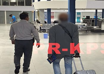 kps jap De politie-eenheid DES controleerde op woensdag 15 oktober 2025 vertrekkende passagiers op de Johan Adolf Pengel (J.A.P.) Internationale Luchthaven.
