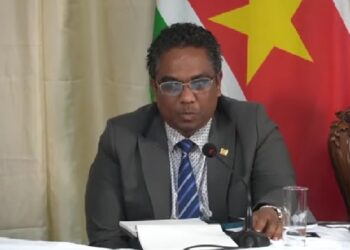 noeralim Minister Mike Noersalim van Landbouw, Veeteelt en Visserij (LVV) zegt dat de agrarische sector onvoldoende profiteert van eerder uitgewerkte beleidsplannen, omdat de uitvoering vaak stokt. “Plannen op papier zijn niet genoeg. Eerlijke uitvoering is cruciaal, en daaraan ontbreekt het helaas soms”, aldus de bewindsman.