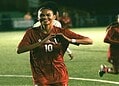 Sparta-speelster Estelle Pereira beleeft droomdebuut voor Suriname 11 perreira Om de avond compleet te maken, scoorde de debutant ook nog eens de 3-0. Meteen liep de voetbalster met meer dan 20.000 volgers op TikTok richting de fotografen die aanwezig waren, om haar moment te pakken. Toch wist Pereira niet wat haar overkwam. „Ik werd wel een beetje emotioneel toen ik scoorde. Het eerste wat ik dacht was: ‘oh my god’. Ik heb uiteindelijk gespeeld zoals ik wilde en de fans laten genieten”, aldus de speelster van Sparta.