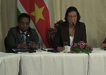 regeringsvergadering 1 De problemen bij sommige ministeries zijn groter dan gedacht. Dit blijkt uit doorlichtingen die bij verschillende ministeries is gehouden vanaf aantreden van regering Simons-Rusland.