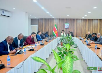 rrvstaatsolie Staatsolie heeft dinsdag 14 oktober 2025 op het Kabinet van de President het voorstel gepresenteerd voor de recent afgesloten biedingsronde op de shallow offshore-blokken 9 en 10. Het kabinet bespreekt het stuk woensdag 15 oktober in de Raad van Ministers.