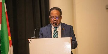 rusland De conferentie, georganiseerd door de Suriname Energy Chamber, werd officieel geopend door vicepresident Gregory Rusland. In zijn toespraak onderstreepte hij dat het regeringsbeleid nadrukkelijk focust op inclusieve local content: natuurlijke hulpbronnen moeten via strategische samenwerking met lokale bedrijven worden omgezet in stabiele nationale inkomsten. Groei in de energiesector moet volgens Rusland rusten op sterke partnerschappen tussen overheid en bedrijfsleven, met betrokkenheid van maatschappelijke organisaties.