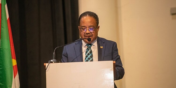 rusland De conferentie, georganiseerd door de Suriname Energy Chamber, werd officieel geopend door vicepresident Gregory Rusland. In zijn toespraak onderstreepte hij dat het regeringsbeleid nadrukkelijk focust op inclusieve local content: natuurlijke hulpbronnen moeten via strategische samenwerking met lokale bedrijven worden omgezet in stabiele nationale inkomsten. Groei in de energiesector moet volgens Rusland rusten op sterke partnerschappen tussen overheid en bedrijfsleven, met betrokkenheid van maatschappelijke organisaties.