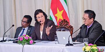 simons 3 President Jennifer Simons stelt dat klimaatfinanciering complexer is dan vaak wordt voorgesteld en dat landen zorgvuldig moeten beoordelen welke afspraken zij maken. Volgens haar kijkt de regering naar meerdere sporen, waaronder marktmechanismen zoals carboncredits, maar ook naar alternatieve oplossingen die beter aansluiten bij Suriname’s positie als bosrijk land.