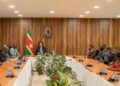 tas 1536x763 1 President Jennifer Simons heeft op maandag 6 oktober 2025 de nieuwe Raad van Commissarissen (RvC) van de Telecommunicatie Autoriteit Suriname (TAS) officieel geïnstalleerd. De installatie vond plaats tijdens de Algemene Vergadering van Aandeelhouders op het Kabinet van de President, in aanwezigheid van minister Raymond Landveld van Transport, Communicatie en Toerisme (TCT).
