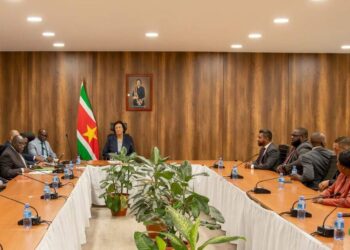 tas 1536x763 1 President Jennifer Simons heeft op maandag 6 oktober 2025 de nieuwe Raad van Commissarissen (RvC) van de Telecommunicatie Autoriteit Suriname (TAS) officieel geïnstalleerd. De installatie vond plaats tijdens de Algemene Vergadering van Aandeelhouders op het Kabinet van de President, in aanwezigheid van minister Raymond Landveld van Transport, Communicatie en Toerisme (TCT).