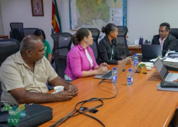 untitled 1 1536x1158 1 Suriname kampt met een ernstig tekort aan geschoolde krachten in landbouw, veeteelt en visserij. Minister Mike Noersalim (LVV) en het Polytechnic College Suriname (PTC) intensiveren daarom de samenwerking, met nieuwe opleidingen, praktijkfaciliteiten en perspectief op baangarantie voor agro-studenten.