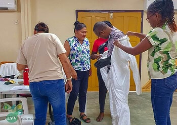 untitled 29 Ter gelegenheid van Wereldvoedseldag (16 oktober) heeft het ministerie van Landbouw, Veeteelt en Visserij (LVV) van 13 tot en met 15 oktober 2025 een kosteloze driedaagse GAP-training verzorgd voor landbouwers in het district Para. Twaalf ervaren agrariërs namen deel in het multifunctioneel centrum van Para.