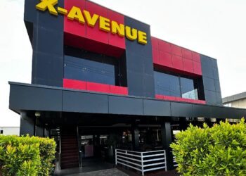 x avenue Na bijna vijf jaar stilte opent het iconisch Surinaamse restaurant X-Avenue op vrijdag 10 oktober opnieuw zijn deuren aan de Ringweg Zuid. Wat ooit begon als een geliefde eetgelegenheid voor authentieke Surinaamse gerechten, is nu herboren als een compleet horecaconcept dat gastronomie, comfort en beleving samenbrengt.