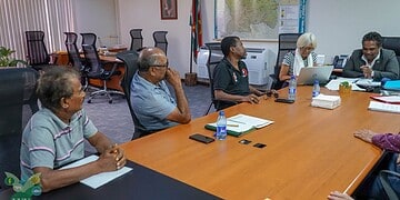 01.Image 2025 11 03 1536x864 1 De verdwijning van een donatie van naar schatting 90.000 Amerikaanse dollar uit Japan, bestemd voor de modernisering van de visafdeling, staat centraal in de steeds dieper wordende crisis rond de Kwatta Markt (Markt Zuid). Het geld, bedoeld om de visafdeling te vernieuwen en uit te rusten, is spoorloos verdwenen.