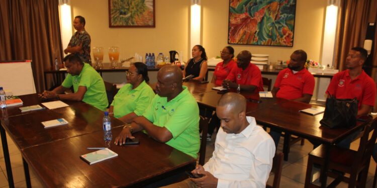 FIFA-programma ‘Football for Schools’ zet jeugdontwikkeling via sport centraal 1 1000231197 Het FIFA-programma Football for Schools moet via voetbal een stevige impuls geven aan de ontwikkeling van kinderen en jongeren in Suriname. Het initiatief gebruikt sport – en vooral voetbal – om niet alleen motorische, maar ook sociale en mentale vaardigheden bij leerlingen te versterken.