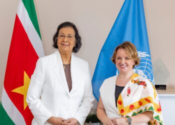 Bevriende naties feliciteren Suriname aan vooravond 50 jaar Srefidensi 8 1dd123cb d177 4af9 95cc 8f67c219afea e1764051602373 Aan de vooravond van 50 jaar Staatkundige Onafhankelijkheid heeft president Jennifer Simons op maandag 24 november 2025 op het presidentieel paleis vertegenwoordigers ontvangen van een reeks bevriende landen en internationale organisaties. Delegaties uit Jamaica, Venezuela, de Verenigde Staten, Frans-Guyana, Curaçao, Cuba, Sint Maarten en de Verenigde Naties brachten officiële felicitaties over aan Suriname.