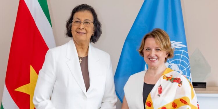 1dd123cb d177 4af9 95cc 8f67c219afea e1764051602373 Aan de vooravond van 50 jaar Staatkundige Onafhankelijkheid heeft president Jennifer Simons op maandag 24 november 2025 op het presidentieel paleis vertegenwoordigers ontvangen van een reeks bevriende landen en internationale organisaties. Delegaties uit Jamaica, Venezuela, de Verenigde Staten, Frans-Guyana, Curaçao, Cuba, Sint Maarten en de Verenigde Naties brachten officiële felicitaties over aan Suriname.