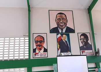 20200307 101834 Het nieuws van het heengaan van Zijne Excellentie Runaldo Ronald Venetiaan laat een diepe stilte achter. Een stilte die niet enkel duidt op verdriet, maar vooral op een immens respect voor een man wiens leven in het teken stond van toewijding aan zijn volk. Met hem verliezen wij niet alleen een gewezen President, oud- en erevoorzitter van de NPS; wij verliezen een moreel kompas, een ware staatsman en een van de laatste politici van een zeldzame soort.