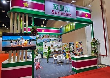 2025.11.03 04 BIS 01 China LAC Summit ZhengZhou Sur booth Suriname heeft zich op 3 en 4 november 2025 tijdens de 18e China–Latin America and the Caribbean Business Summit in Zhengzhou (China) gepresenteerd als partner voor duurzame investeringen. De delegatie benadrukte samenwerking in landbouw, energie, infrastructuur en toerisme, met focus op kennisuitwisseling en innovatie.