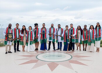 2025.11.05 BIS 01 Cuba Geslaagde artsen Groep Vijftien jonge Surinamers hebben woensdag 5 november 2025 hun medisch diploma in ontvangst genomen tijdens een plechtige graduatieceremonie in het Karl Marx Theater in Havana, Cuba. Samen met studenten uit 24 andere landen vierden zij de succesvolle afronding van hun opleiding aan verschillende Cubaanse universiteiten.