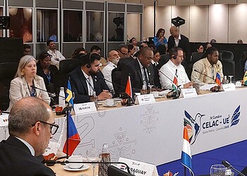 2025.11.09 BIS 03 CELAC EU Summit 2025 Minister Bouva Suriname heeft tijdens de 4e CELAC-EU Top in Santa Marta, Colombia, het belang onderstreept van een hechter partnerschap tussen de Gemeenschap van Latijns-Amerikaanse en Caribische Staten (CELAC) en de Europese Unie (EU). Minister Melvin Bouva van Buitenlandse Zaken, Internationale Handel en Internationale Samenwerking (BIS) sprak daarbij namens president Jennifer Simons.