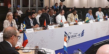 2025.11.09 BIS 03 CELAC EU Summit 2025 Minister Bouva Suriname heeft tijdens de 4e CELAC-EU Top in Santa Marta, Colombia, het belang onderstreept van een hechter partnerschap tussen de Gemeenschap van Latijns-Amerikaanse en Caribische Staten (CELAC) en de Europese Unie (EU). Minister Melvin Bouva van Buitenlandse Zaken, Internationale Handel en Internationale Samenwerking (BIS) sprak daarbij namens president Jennifer Simons.