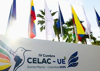 2025.11.10 BIS CELAC EU Minister Melvin Bouva (Buitenlandse Zaken, Internationale Handel en Samenwerking) heeft namens de Republiek Suriname een Memorandum van Overeenstemming ondertekend met zijn Chileense ambtgenoot, Albert van Klaveren Stork.