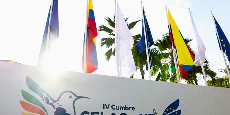 2025.11.10 BIS CELAC EU Minister Melvin Bouva (Buitenlandse Zaken, Internationale Handel en Samenwerking) heeft namens de Republiek Suriname een Memorandum van Overeenstemming ondertekend met zijn Chileense ambtgenoot, Albert van Klaveren Stork.