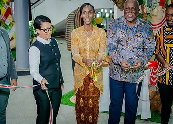 Ambassade Suriname in Guyana viert 50 jaar Srefidensi en vriendschap met buurland 9 2025.11.22 BIS 03 Amb Su in Guy 50jr Srefidensi Suriname Village 1 De ambassade van de Republiek Suriname in de Coöperatieve Republiek Guyana heeft op zaterdag 22 november 2025 in het Arthur Chung Conference Centre (ACCC) een receptie gehouden ter gelegenheid van 50 jaar Staatkundige Onafhankelijkheid van Suriname én 50 jaar diplomatieke betrekkingen met Guyana. De viering werd georganiseerd in samenwerking met de Suriname Guyana Chamber of Commerce (SGCC).