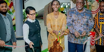 2025.11.22 BIS 03 Amb Su in Guy 50jr Srefidensi Suriname Village 1 De ambassade van de Republiek Suriname in de Coöperatieve Republiek Guyana heeft op zaterdag 22 november 2025 in het Arthur Chung Conference Centre (ACCC) een receptie gehouden ter gelegenheid van 50 jaar Staatkundige Onafhankelijkheid van Suriname én 50 jaar diplomatieke betrekkingen met Guyana. De viering werd georganiseerd in samenwerking met de Suriname Guyana Chamber of Commerce (SGCC).