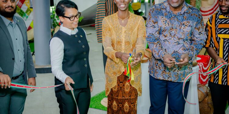 Ambassade Suriname in Guyana viert 50 jaar Srefidensi en vriendschap met buurland 1 2025.11.22 BIS 03 Amb Su in Guy 50jr Srefidensi Suriname Village 1 De ambassade van de Republiek Suriname in de Coöperatieve Republiek Guyana heeft op zaterdag 22 november 2025 in het Arthur Chung Conference Centre (ACCC) een receptie gehouden ter gelegenheid van 50 jaar Staatkundige Onafhankelijkheid van Suriname én 50 jaar diplomatieke betrekkingen met Guyana. De viering werd georganiseerd in samenwerking met de Suriname Guyana Chamber of Commerce (SGCC).