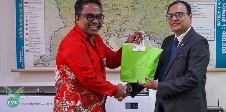 20251124 DSC09946 Ook kwam de bouw en inrichting van de ‘food grade’ ISI 22000-2018 markoesaverwerkingshal aan bod. De uitvoering van het project bevindt zich volgens LVV in een vergevorderd stadium: Suriname levert het gebouw, terwijl India via een grant de benodigde machinerieën beschikbaar stelt voor verwerking en verpakking, met name van markoesa. Hoewel aanvankelijk werd gemikt op afronding in 2025, is de uiteindelijke tijdlijn afhankelijk van de uitwisseling van technische informatie over de installaties. De LVV-minister gaf aan dat Suriname deze informatie binnen twee weken zal aanleveren.