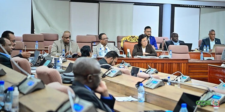 Redenen voor gronduitgifte strenger vastgelegd 1 2e851e2e cf6d 4c27 9fdf fbc8633bccc8 De overheid scherpt het beleid voor gronduitgifte aan. President Jennifer Simons kondigde in De Nationale Assemblee op donderdag 13 november 2025 aan dat de wetgeving in 2026 wordt aangepast, met duidelijke criteria voor uitgifte, gebruik en intrekking bij niet-realisatie.