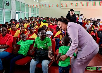 401690a8 ea03 45ce a19a ad20b1f8ce63 1536x1059 1 In het kader van 50 jaar staatkundige onafhankelijkheid van Suriname en vooruitlopend op het 15-jarig bestaan van het Conservatorium Suriname in november 2026, heeft het Directoraat Cultuur van het ministerie van Onderwijs, Wetenschap en Cultuur (MinOWC) op vrijdag 21 november het Nationaal Schoolkorenfestival 2025 georganiseerd. In een feestelijke ambiance in het Cultureel Centrum Suriname (CCS) traden acht scholen op, in aanwezigheid van president Jennifer Simons, die het festival officieel opende.