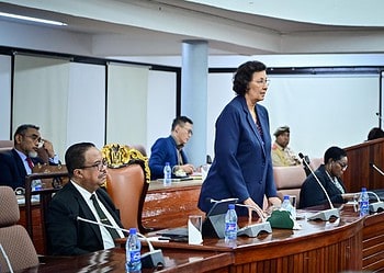 5298ee12 da45 4e31 9108 703dd823df57 President Jennifer Simons en vicepresident Gregory Rusland hebben maandag in De Nationale Assemblee (DNA) de eenheid binnen de regering onderstreept naar aanleiding van de commotie over een gesprek met een delegatie van de Chinese multinational Chinalco. Beiden maken duidelijk dat er geen verschil van inzicht is over het regeringsstandpunt dat Suriname geen bauxiet zal exporteren.