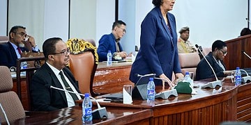 5298ee12 da45 4e31 9108 703dd823df57 President Jennifer Simons en vicepresident Gregory Rusland hebben maandag in De Nationale Assemblee (DNA) de eenheid binnen de regering onderstreept naar aanleiding van de commotie over een gesprek met een delegatie van de Chinese multinational Chinalco. Beiden maken duidelijk dat er geen verschil van inzicht is over het regeringsstandpunt dat Suriname geen bauxiet zal exporteren.