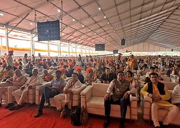 572509987 1377577237067469 5676453818324418531 n Voormalig president Chandrikapersad Santokhi heeft zaterdag 1 november 2025 als speciale gastspreker opgetreden tijdens het Arya Samaj International Sammelan 2025. De conferentie stond in het teken van 150 jaar Arya Samaj en 200 jaar sinds de geboorte van hervormer Maharshi Swami Dayanand Saraswati.