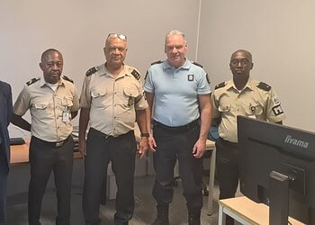 573480355 122223616826121783 8316622685944558384 n De Koninklijke Marechaussee van Nederland heeft een geavanceerd docu-center overgedragen aan het Korps Militaire Politie (KMP) van Suriname. De apparatuur moet grenscontrole en documentcontrole op de internationale luchthaven van Zanderij verder versterken.