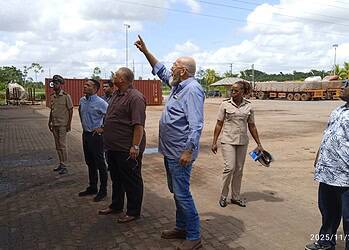 573611679 1233059315516328 4752856847864085117 n Een uitslaande brand in een magazijn van Haukes aan de Martin Luther Kingweg in het ressort Domburg is zaterdagavond onder controle gebracht voordat de situatie kon uitgroeien tot een grotere ramp. In het magazijn lagen volgens de autoriteiten ook chemische stoffen opgeslagen, wat de inzet extra risicovol maakte.