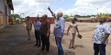 573611679 1233059315516328 4752856847864085117 n Een uitslaande brand in een magazijn van Haukes aan de Martin Luther Kingweg in het ressort Domburg is zaterdagavond onder controle gebracht voordat de situatie kon uitgroeien tot een grotere ramp. In het magazijn lagen volgens de autoriteiten ook chemische stoffen opgeslagen, wat de inzet extra risicovol maakte.