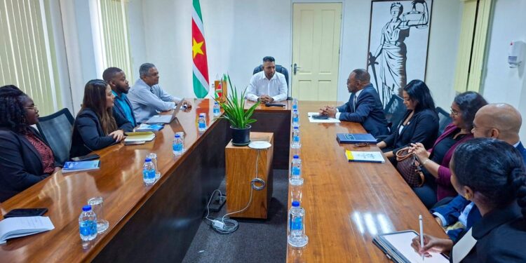 CCJ-delegatie brengt kennismakingsbezoek aan minister Monorath 1 573638461 1227574306065605 2873185447796564836 n Een delegatie van het Caribbean Court of Justice (CCJ) heeft maandag 3 november 2025 een kennismakingsbezoek gebracht aan minister Harish Monorath van Justitie en Politie (JusPol).