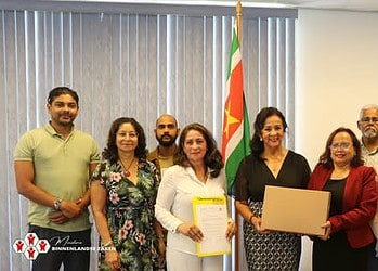 577017947 1154812163503237 5820128236264275711 n Het persoonlijk archief van George Hindori is op vrijdag 7 november 2025 officieel overgedragen aan het Nationaal Archief Suriname (NAS). Daarmee wordt een nieuwe stap gezet in de bewaring en toegankelijkheid van  Surinaamse historisch erfgoed.