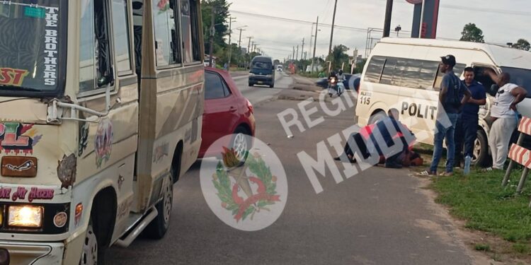 Voetganger zwaargewond na aanrijding met lijnbus op Indira Gandhiweg 1 577028340 122324914766001925 6001806190953509576 n Een voetganger is donderdagochtend zwaargewond geraakt bij een aanrijding met een lijnbus op de Indira Gandhiweg, ter hoogte van Rock Oil. De melding van het incident kwam rond 07.15 uur binnen op het politiebureau Lelydorp.