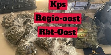 580700330 779210481787000 5479378361113123964 n De verdachten, geïdentificeerd als L.L., P.S. en M.R., werden staandegehouden voor een algehele controle. Tijdens deze controle trof de politie in de kofferbak een verkassing aan waarin de drugs waren verstopt. De mannen zijn aangehouden en voor voorgeleiding overgebracht naar een Hulp Officier van Justitie.